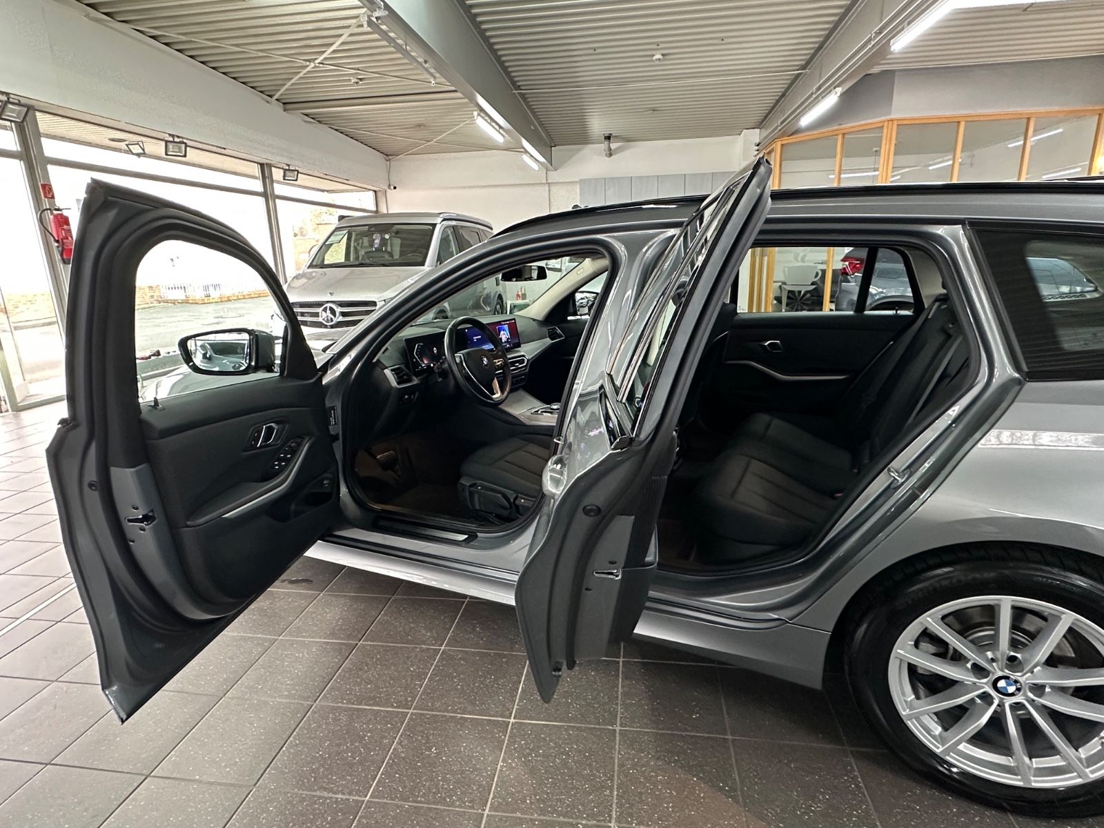 BMW 318 d Touring Facelift+Driving Assistant+Curved foto 7