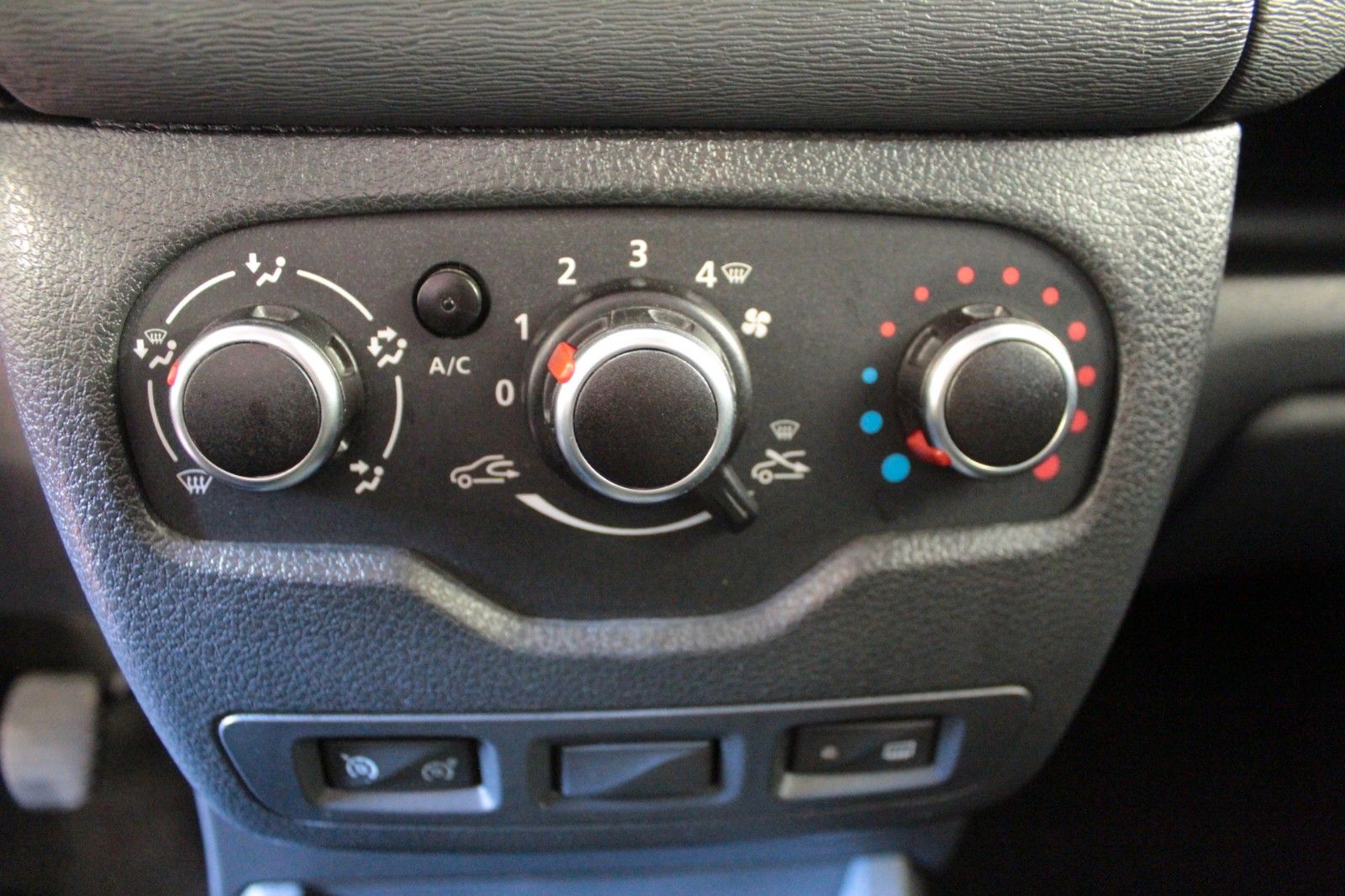 Fahrzeugabbildung Dacia Lodgy Blue dci115 Stepway*7-Sitzer*Navi*Sitzhzg*
