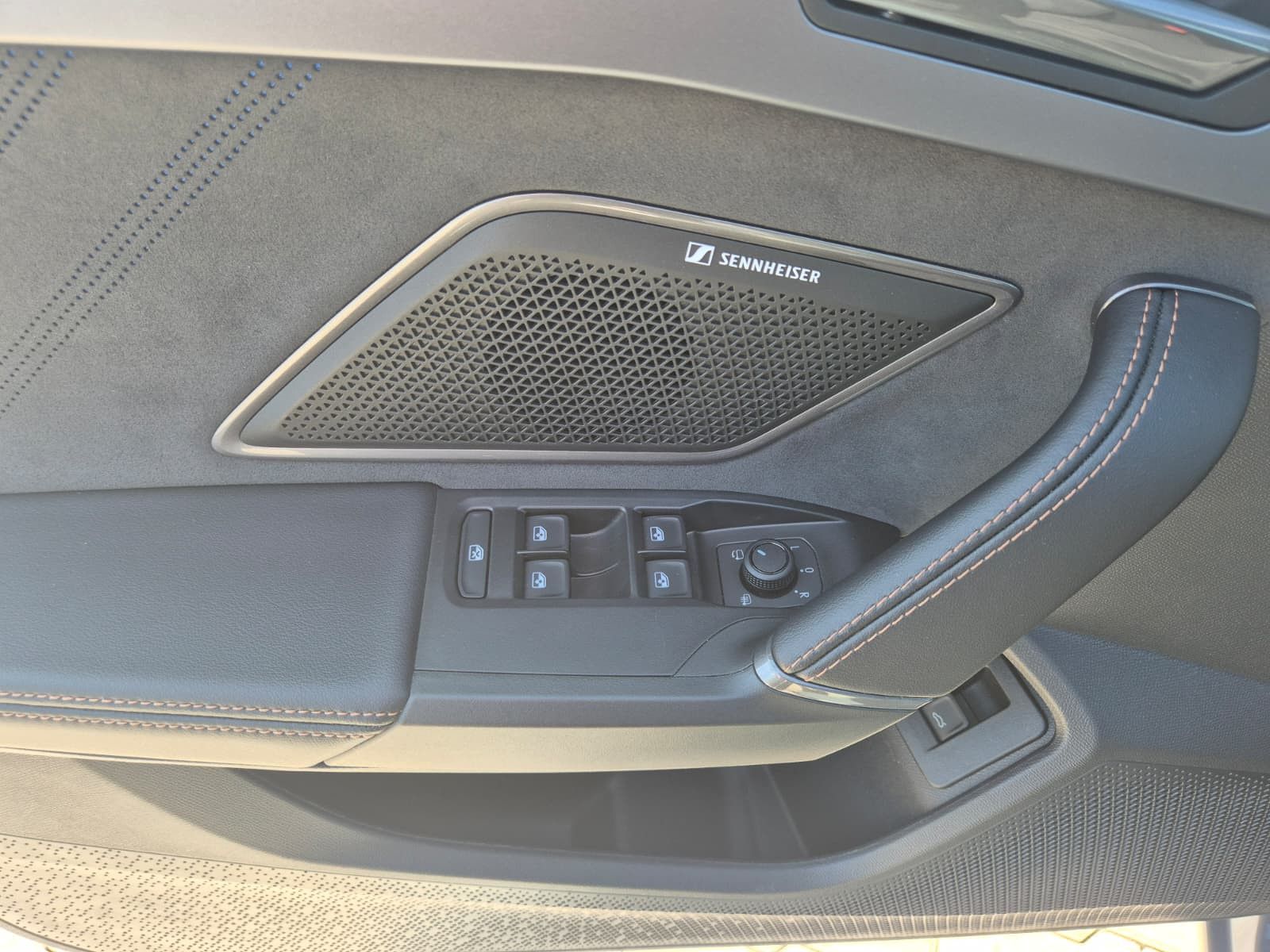 Fahrzeugabbildung CUPRA Leon 1.5 eTSI PANO*DCC*MATRIX*DINAMICA*AHK*5JG.