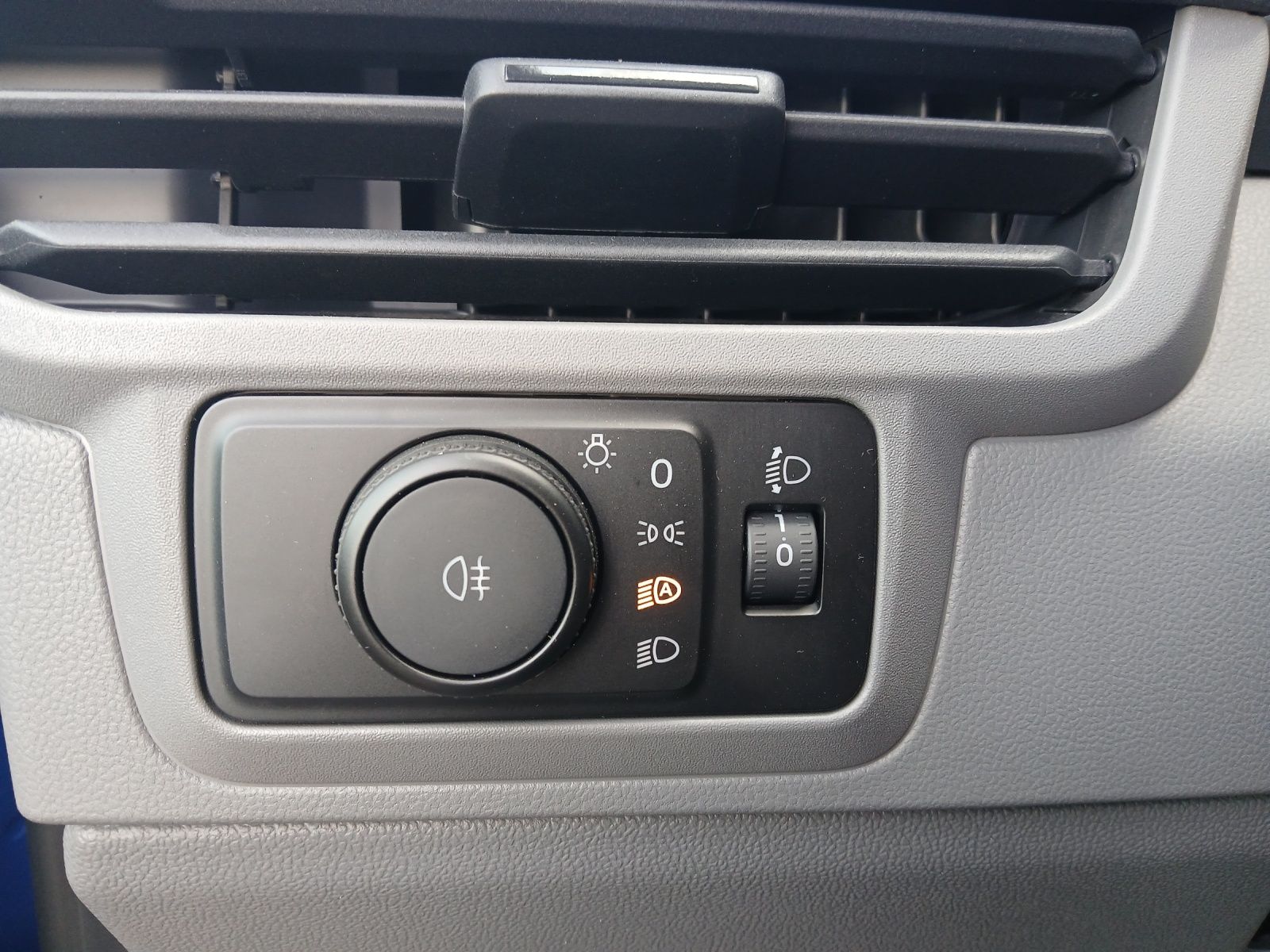 Fahrzeugabbildung Volkswagen T7 Transporter Kombi TDI LR KLIMA RFK PDK