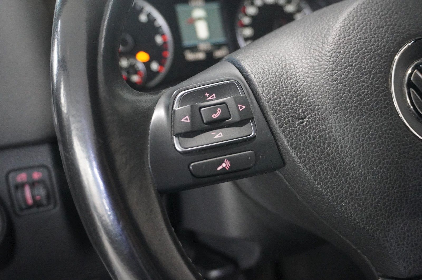 Fahrzeugabbildung Volkswagen Tiguan 2.0D LIFE KLIMA/SHZ/PDC/AUX/NEBEL