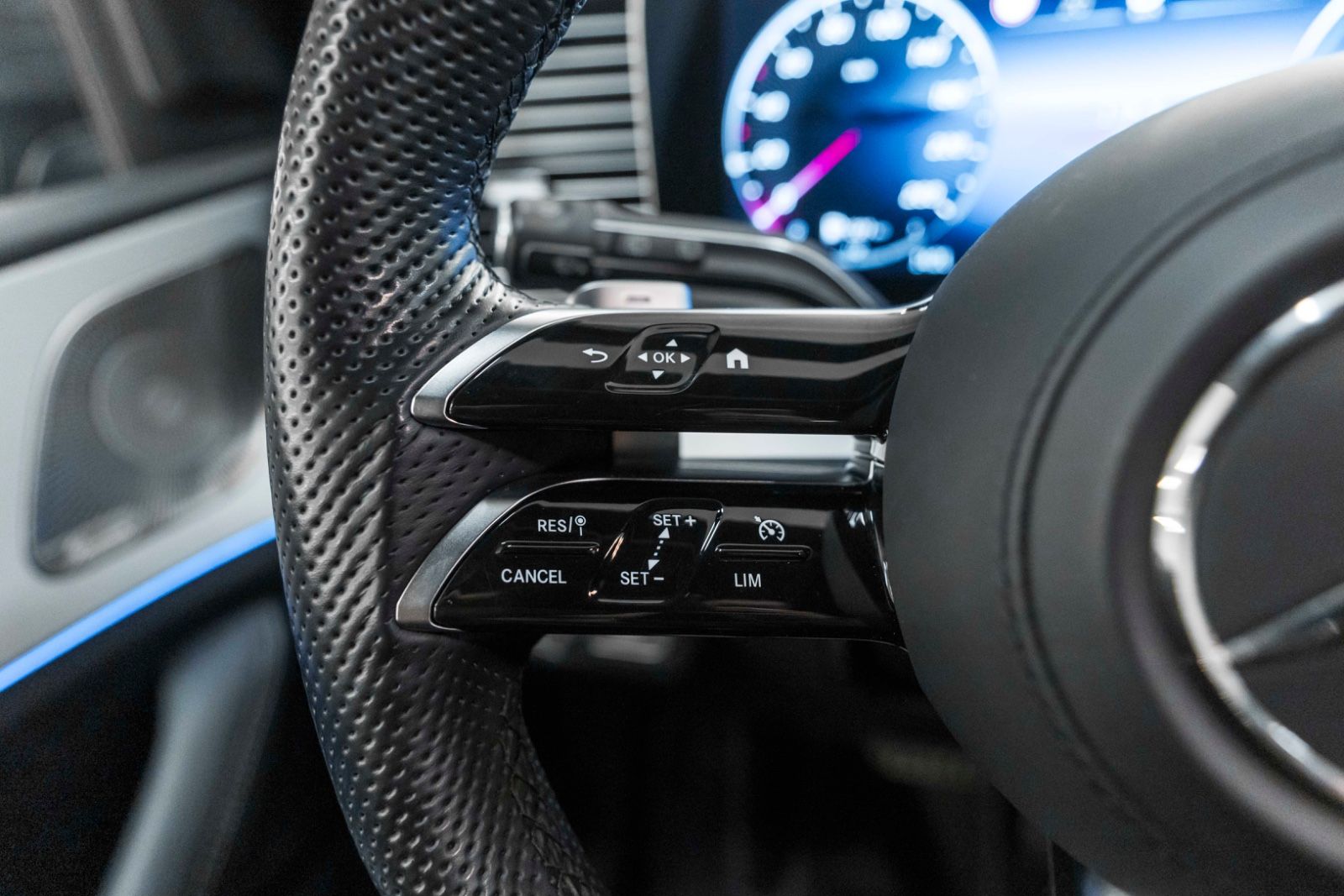 Fahrzeugabbildung Mercedes-Benz GLE 350de 4Matic AMG 3D KAM BURMESTER ACC LUFT