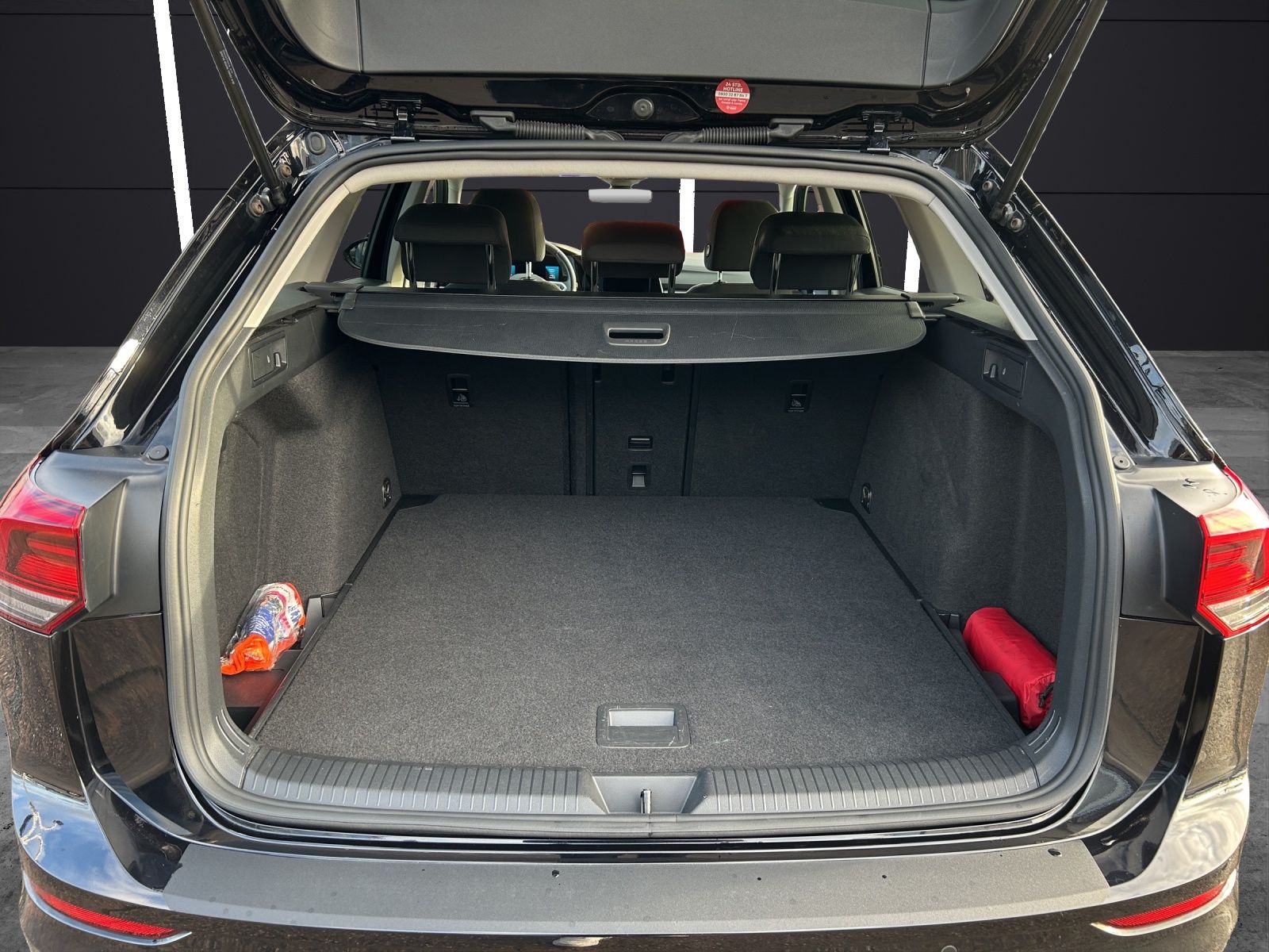 Fahrzeugabbildung Volkswagen Golf VIII Variant Life TDI DSG LED ACC AHK SHZ P