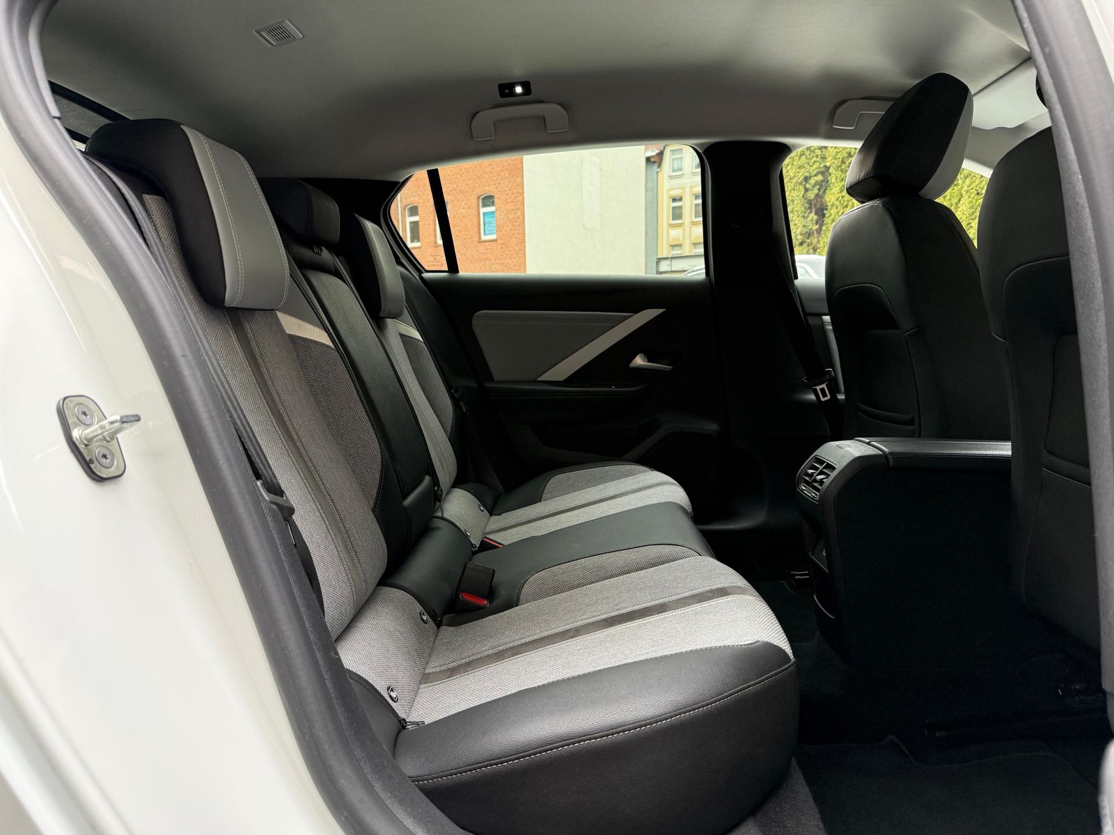 Fahrzeugabbildung Opel Astra L 1.2 Aut. Elega LED+NAV+ACC+KAM+DAB+CARPL