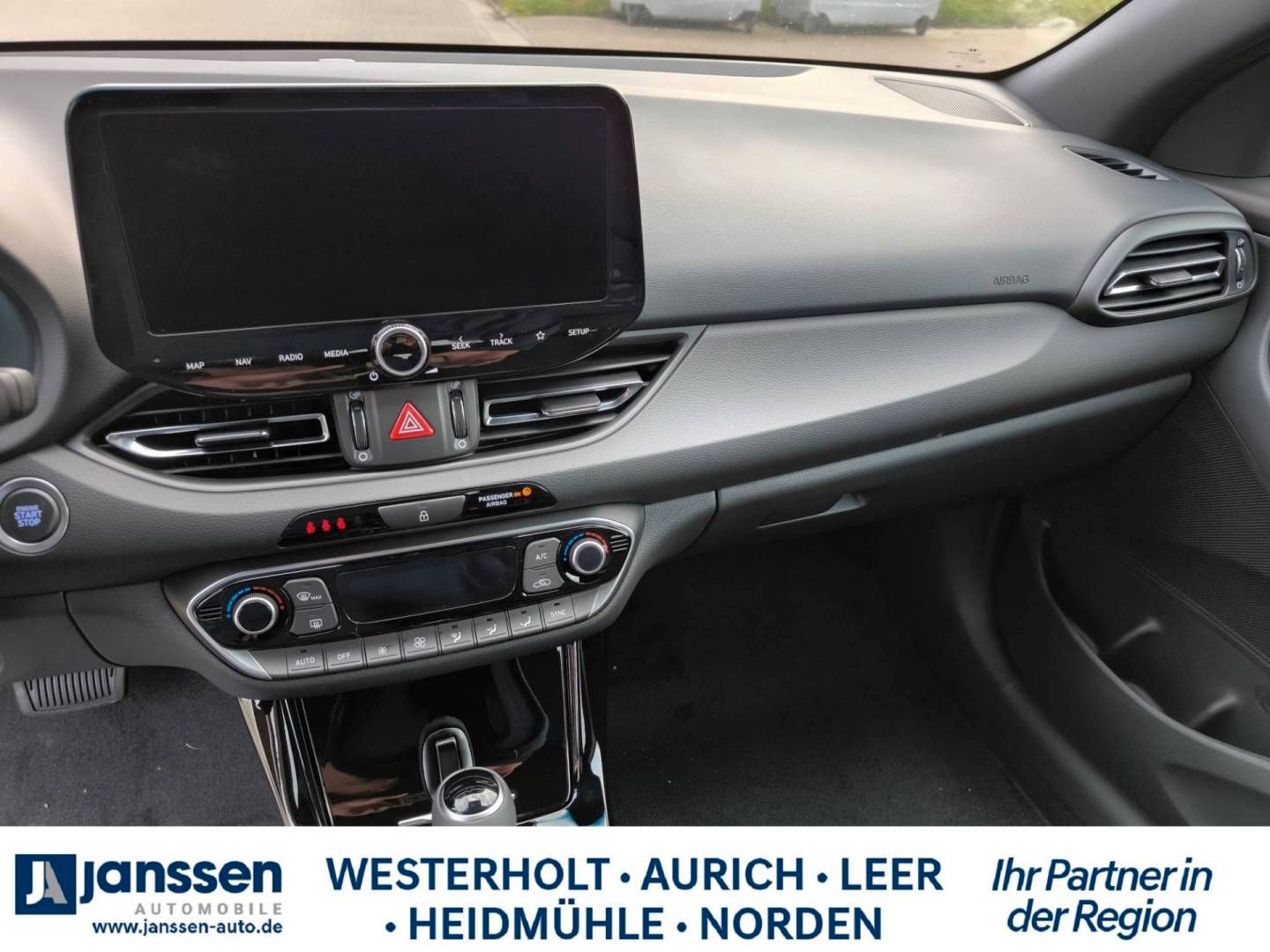 Fahrzeugabbildung Hyundai i30 Kombi, Automatik, PDC hinten/vorne, Navi,Rü