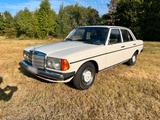 Mercedes-Benz Mercedes 230  123 Oldtimer im sehr gutem Z... - Mercedes-Benz 230 in Düsseldorf
