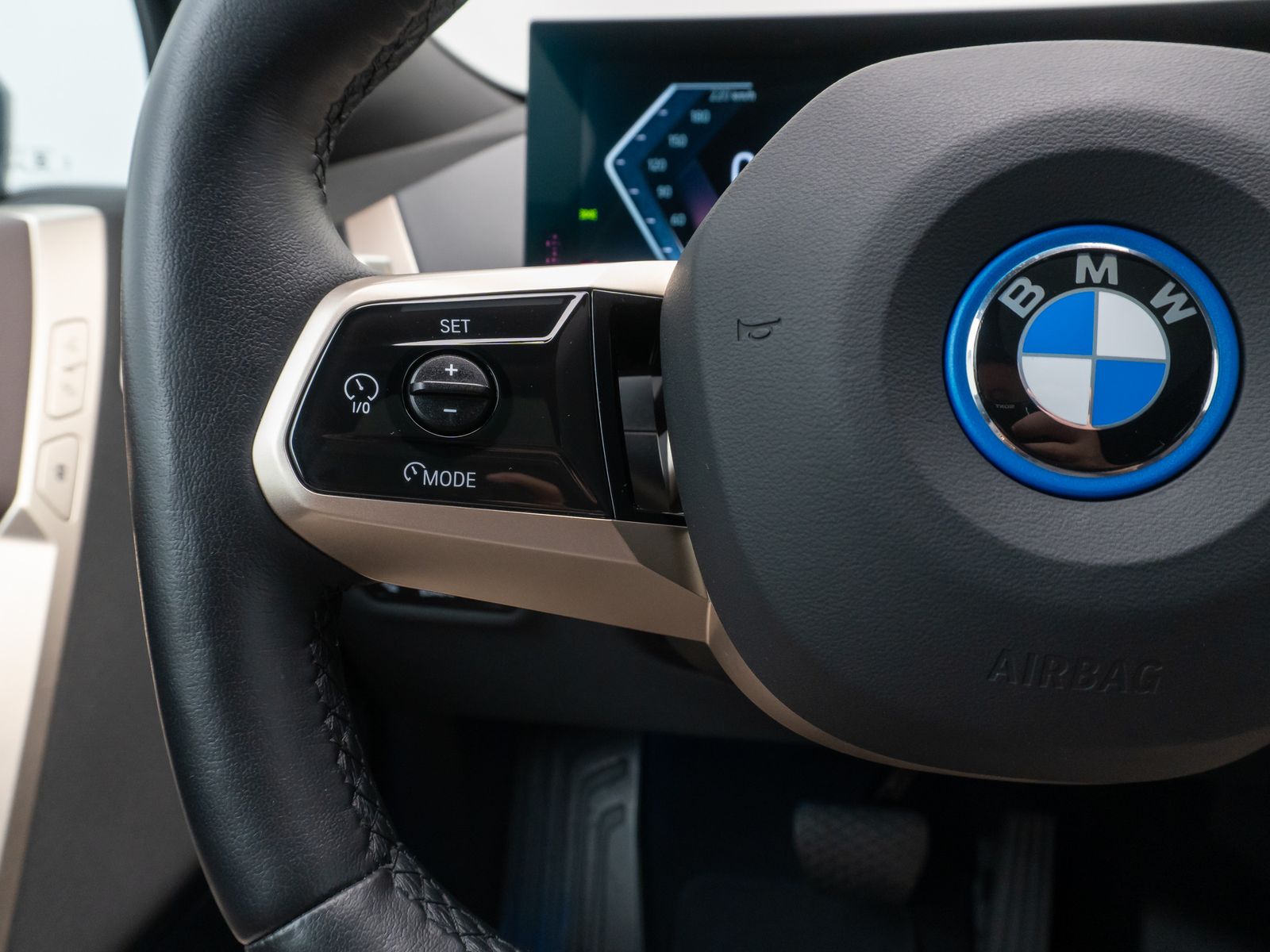 Fahrzeugabbildung BMW iX xD50 360°Laser B&W SoftC SkyLounge DAB 22Zoll