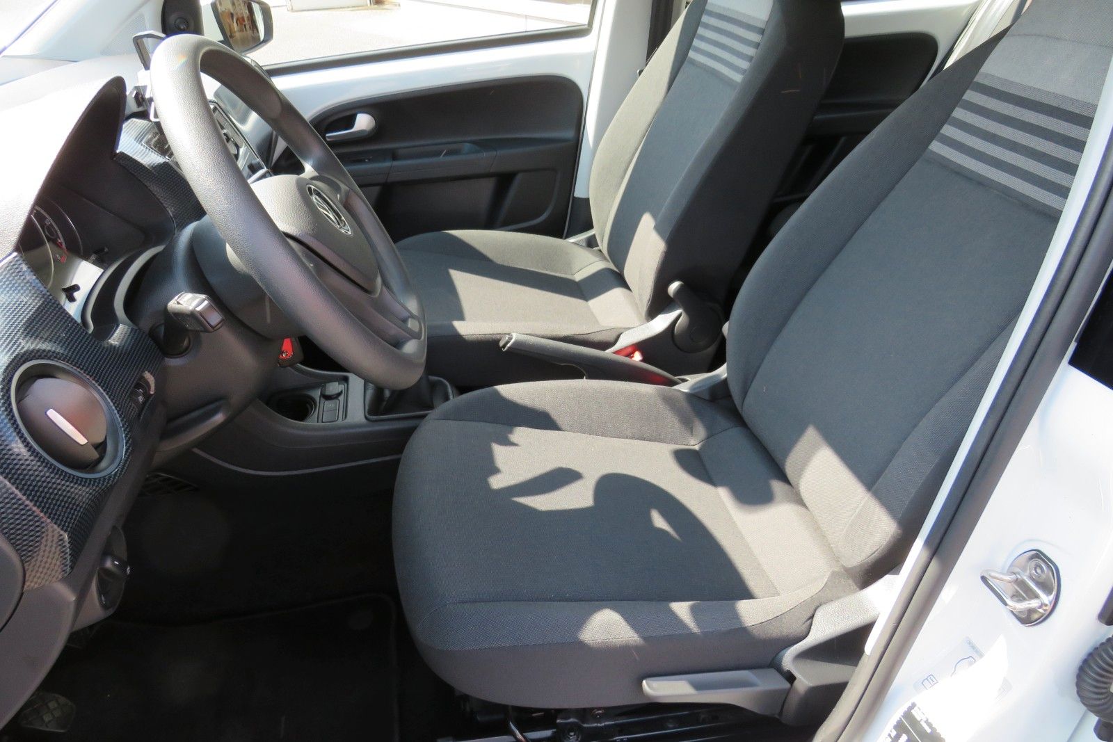 Fahrzeugabbildung Volkswagen up! 4 TÜREN KLIMA TELVOR DAB KAMERA PDC GRA 1.H