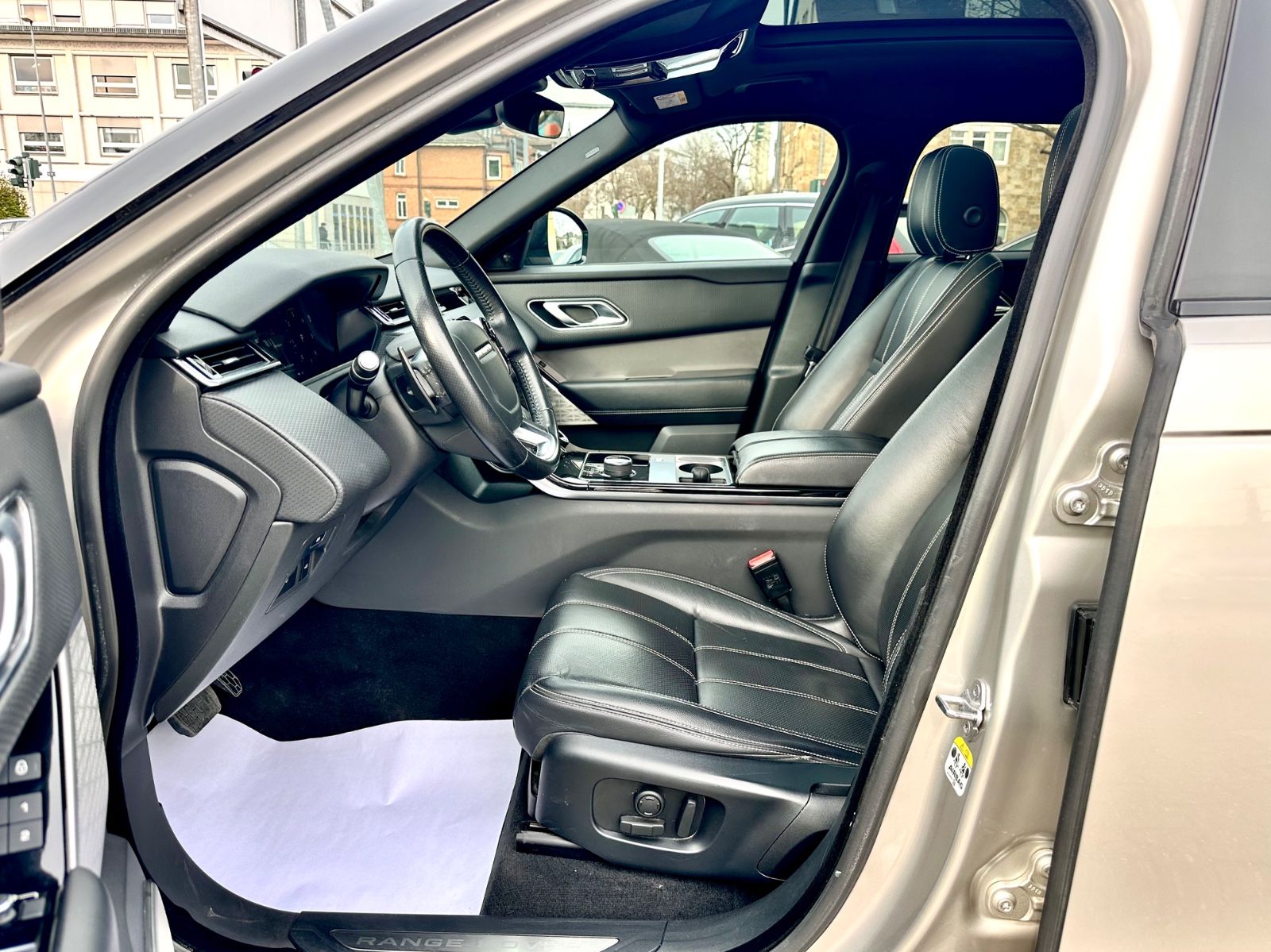 Fahrzeugabbildung Land Rover RANGE ROVER VELAR SE*MOD.2021+AHK+PANO+U.V.M*