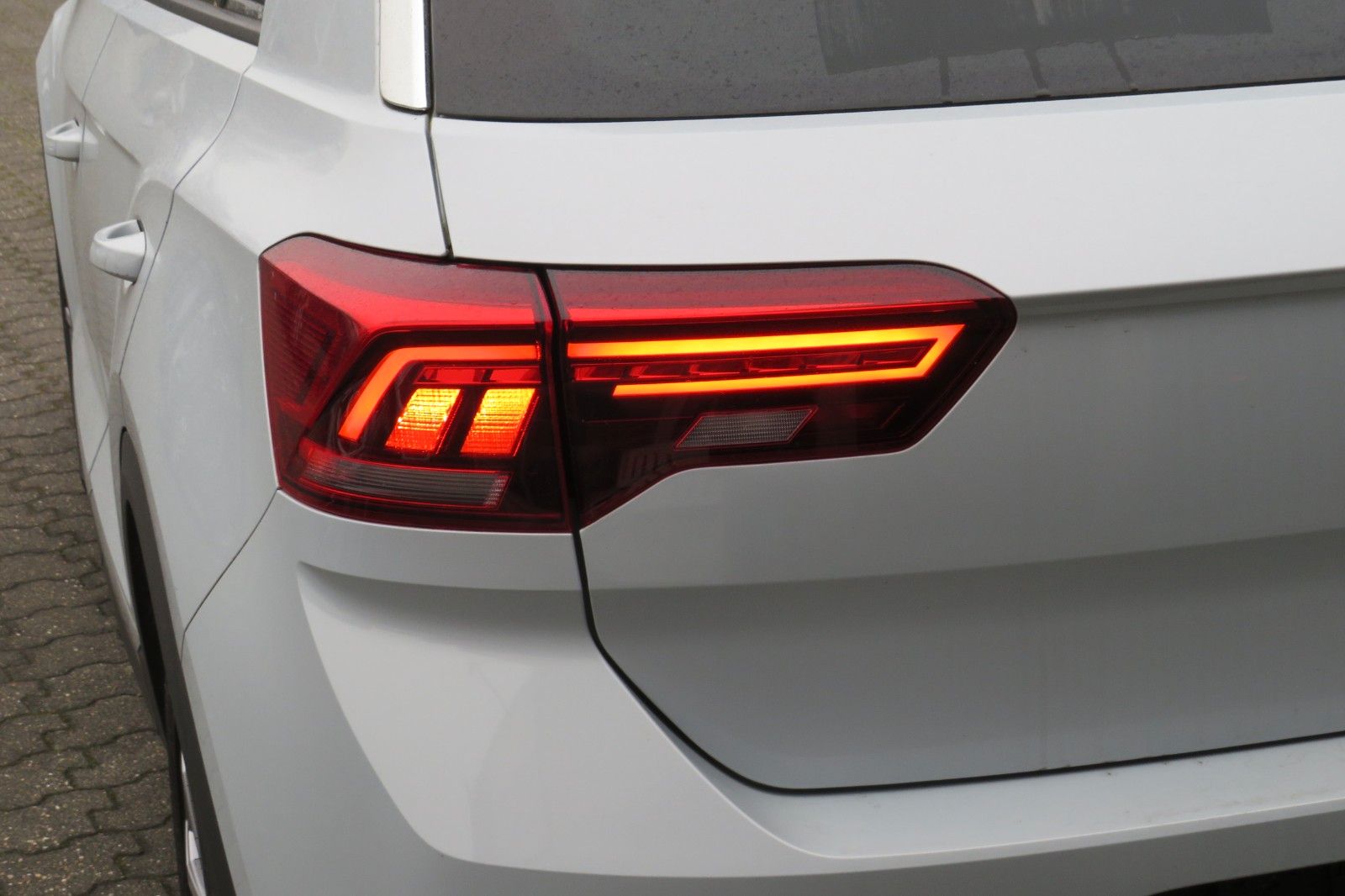 Fahrzeugabbildung Volkswagen T-Roc Sport R-LINE PANO 18`LED NAVI BEATS 1.HD