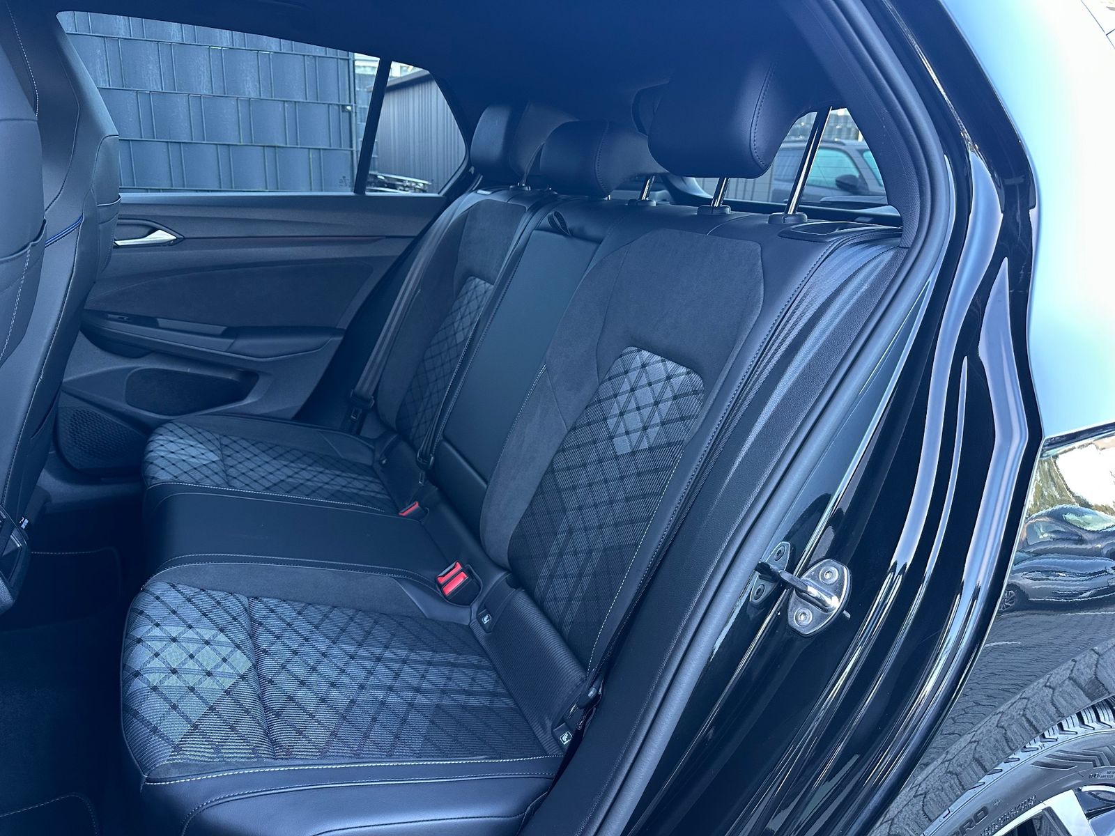 Fahrzeugabbildung Volkswagen Golf 1.5 eTSI R-Line LED+KAM+SHZ+KEYLESS+17ZOLL