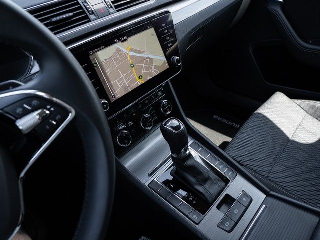 Superb Combi 2.0 TDI Style DSG AHK+MATRIX+RFK+AC