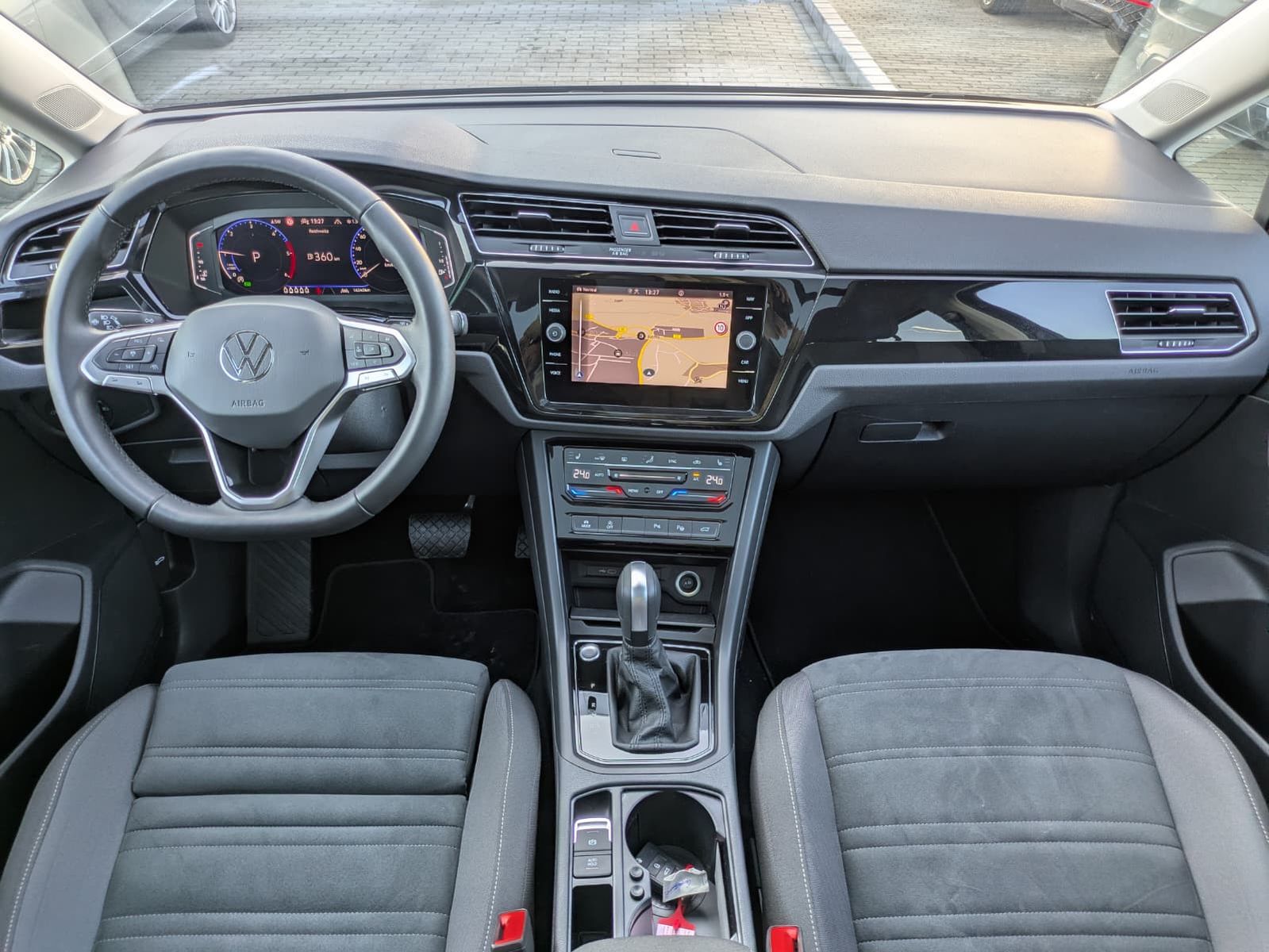 Fahrzeugabbildung Volkswagen Touran 2.0 DSG R-Line High BLACK Pano 7Si IQ AHK