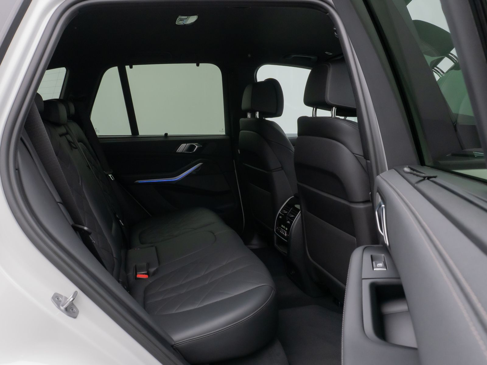 Fahrzeugabbildung BMW X5 M50i H/K DAB Laser 360°Alarm Belüftung 22Zoll