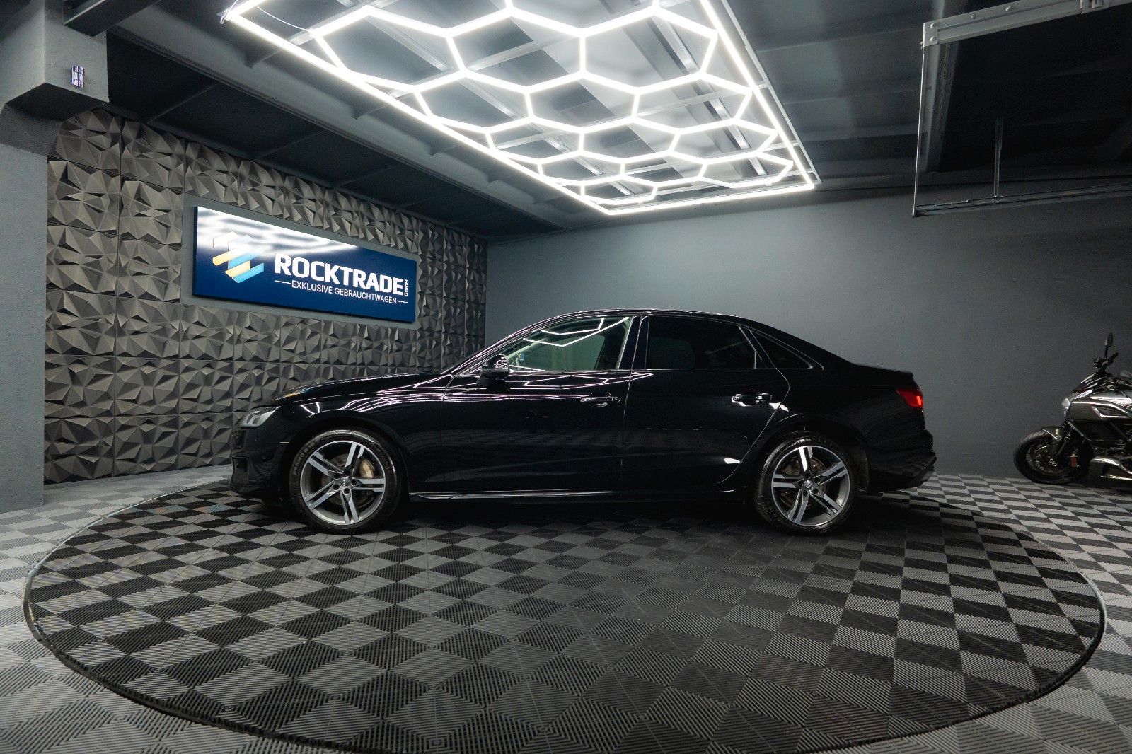 Fahrzeugabbildung Audi A4 Lim. 40 TFSI advanced Sport *DAB*LED*ACC*