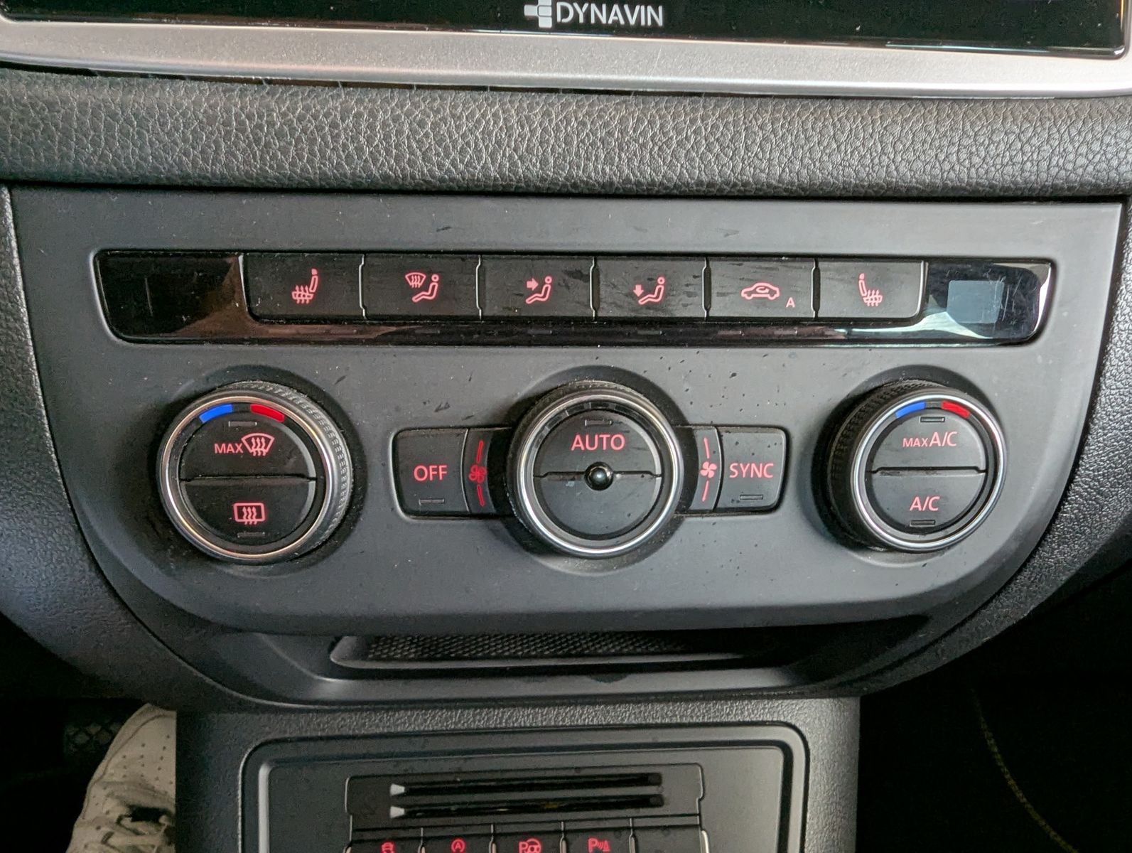 Fahrzeugabbildung Volkswagen Tiguan 1.4 TSI DSG Lounge DYNAUDIO AHK Kamera
