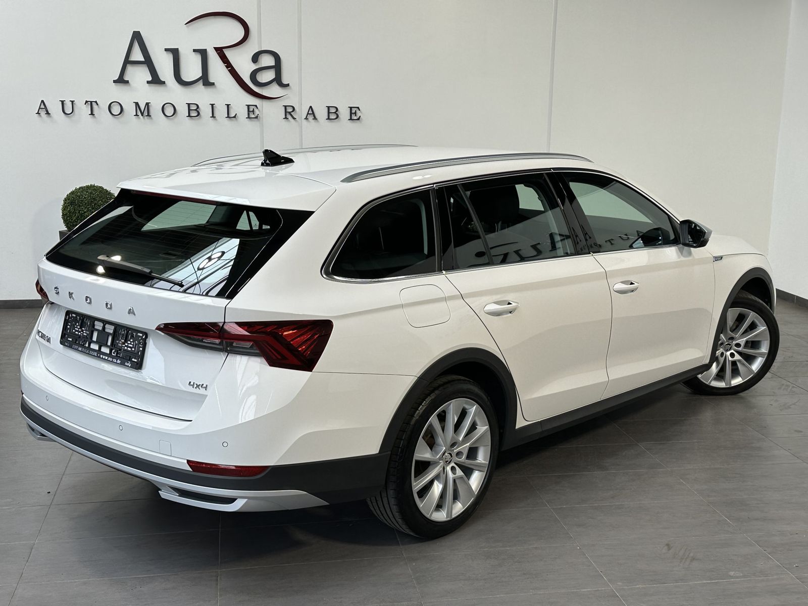 Fahrzeugabbildung SKODA Octavia Combi Scout 2.0 TDI DSG 4x4 NAV+LED+AHK