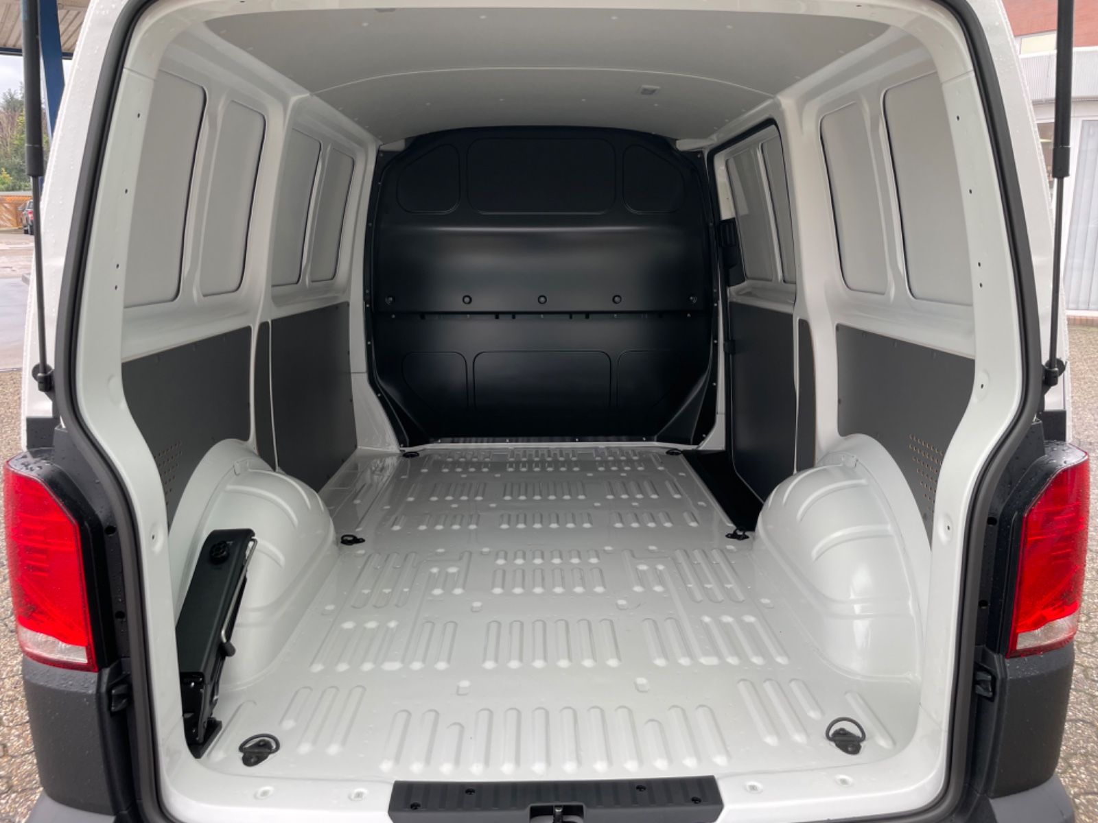 Fahrzeugabbildung Volkswagen T6.1 Kasten 2.0 TDI KR Klimaanlage/Tempomat
