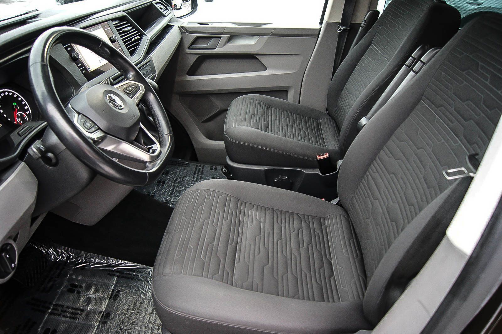 Fahrzeugabbildung Volkswagen T6.1 Caravelle/Multivan lang 2.0TDI DSG NAVI LED