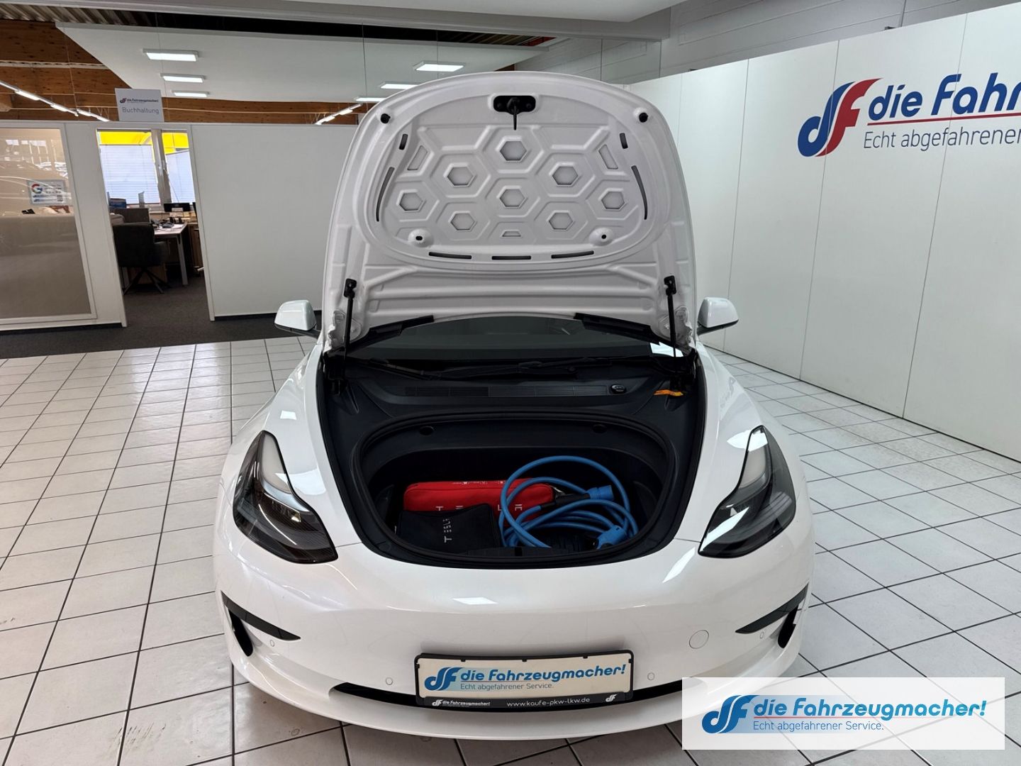 Fahrzeugabbildung Tesla Model 3 Basis RWD Soundsystem ACC El. Heckklappe