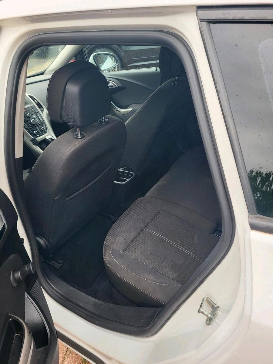 Opel Astra 2012 — photo 5