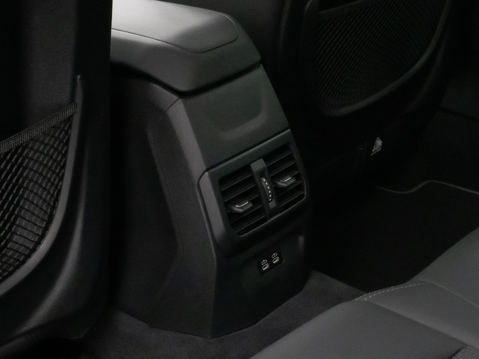 Fahrzeugabbildung BMW 218i Gran Coupé SportLine DAB PDC DrivAssist LED