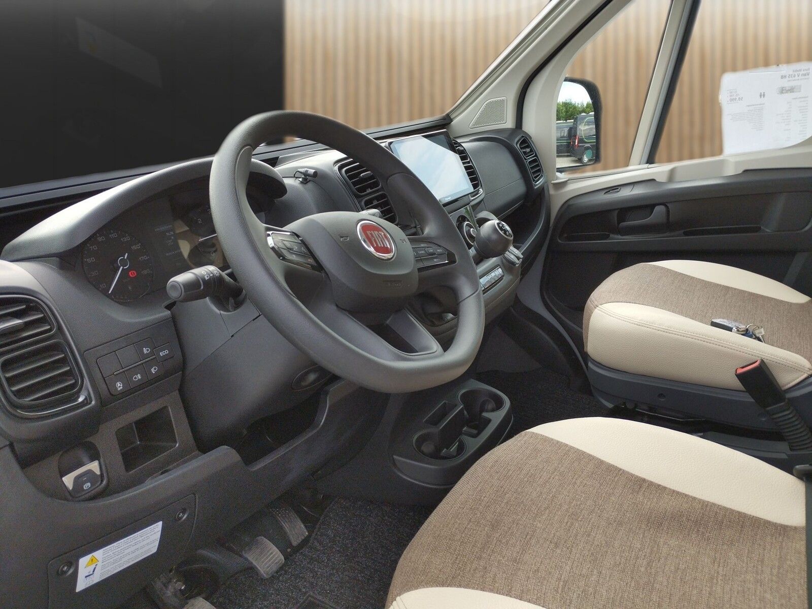 Fahrzeugabbildung Eura Mobil Van V 635 HB Comti D 6E, Mondial Paket