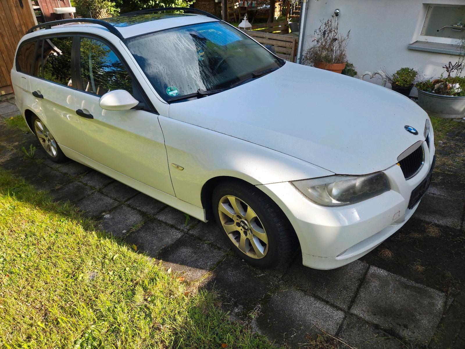 BMW 318 2006 — rear view