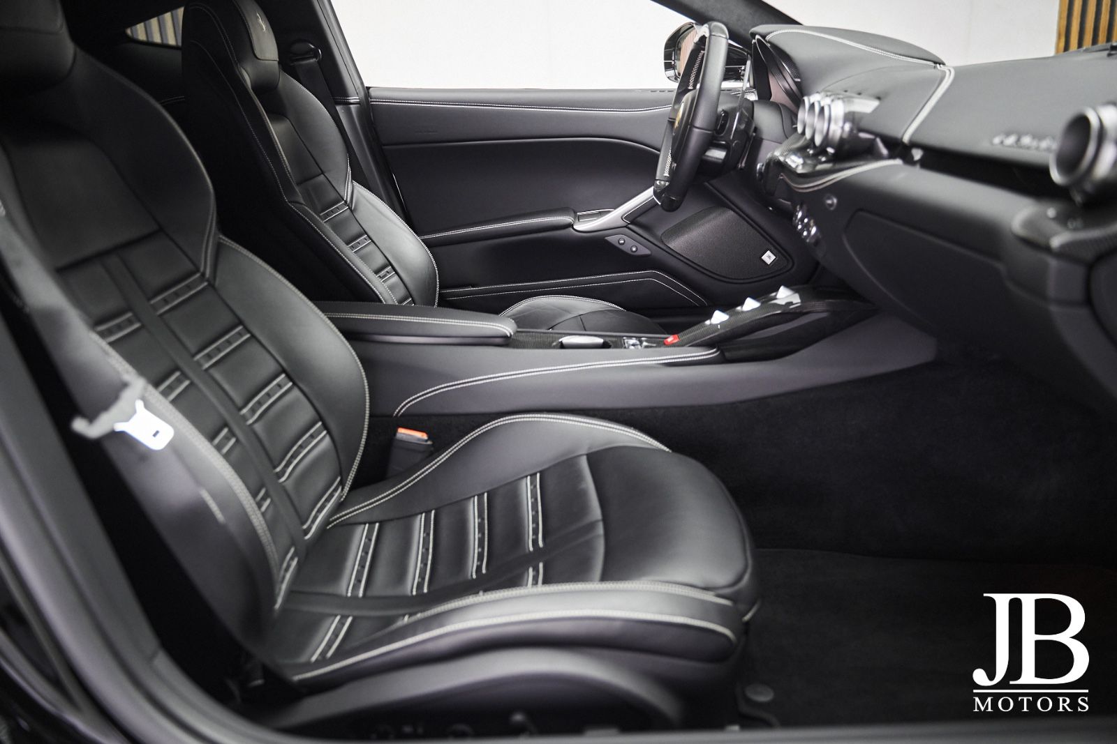 Fahrzeugabbildung Ferrari F12 Carbon Lift LED JBL Kamera Electric Seats