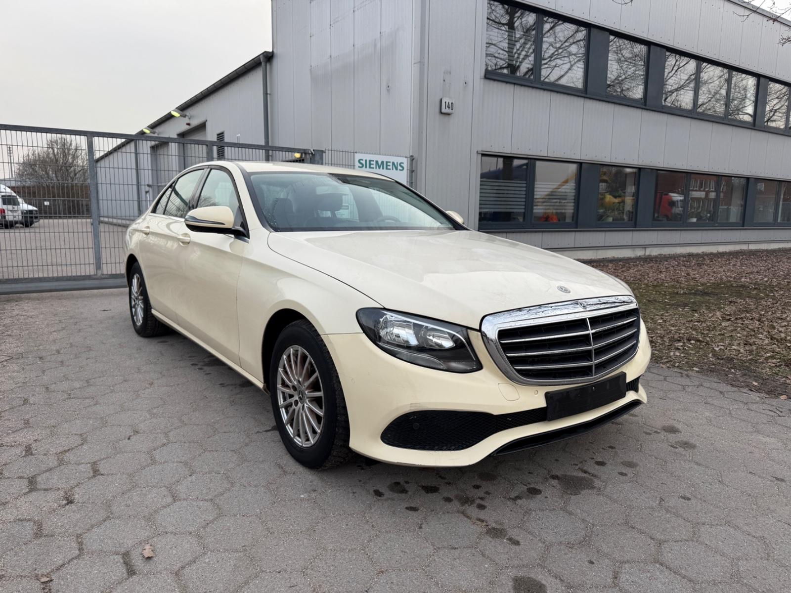 Mercedes-Benz E 200d-Limousine-Navigation-Kamera-PDC