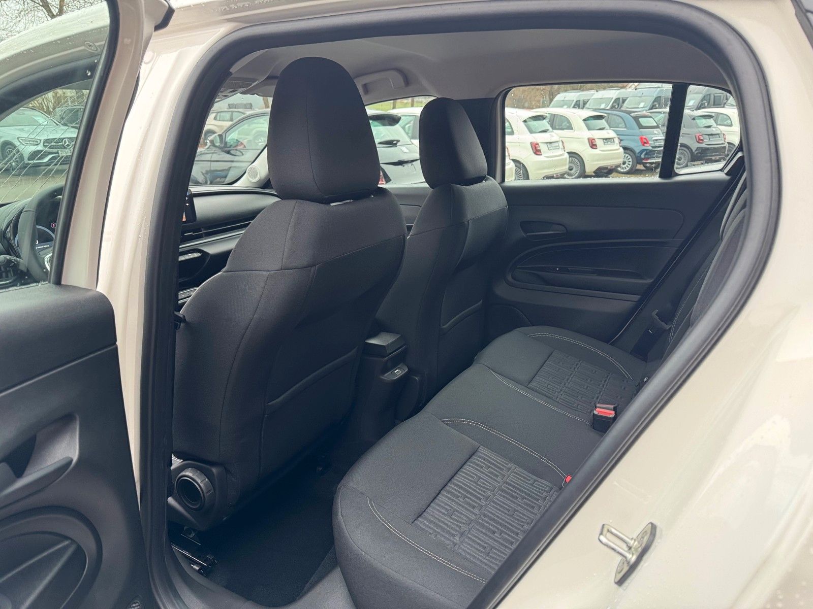 Fahrzeugabbildung Fiat 600 1.2 BUSINESS EDITION NAVI SITZHEIZUNG KLIMA