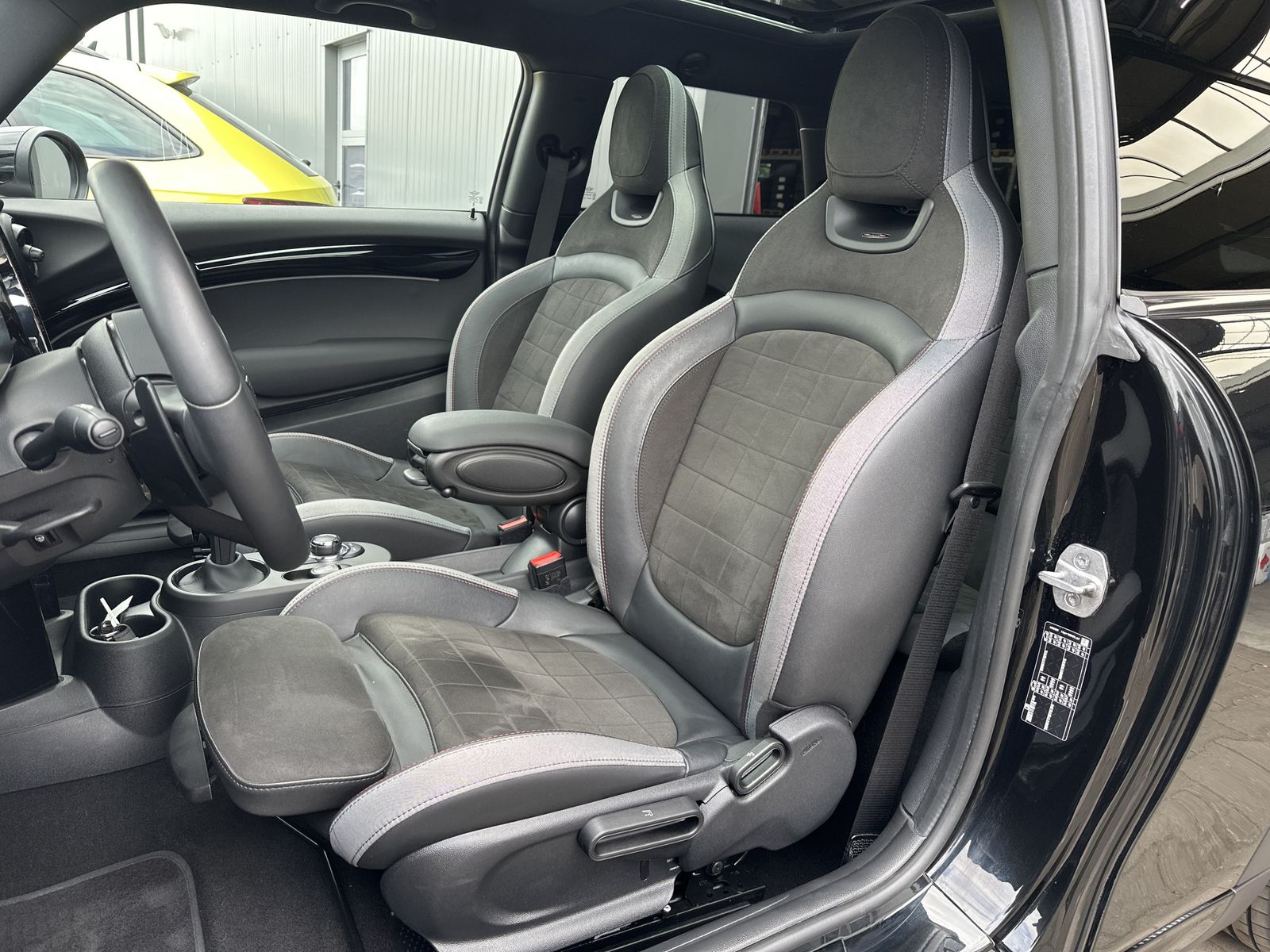 Fahrzeugabbildung MINI John Cooper Works NAV+LED+ACC+KAMERA+PANO+HUD+VC