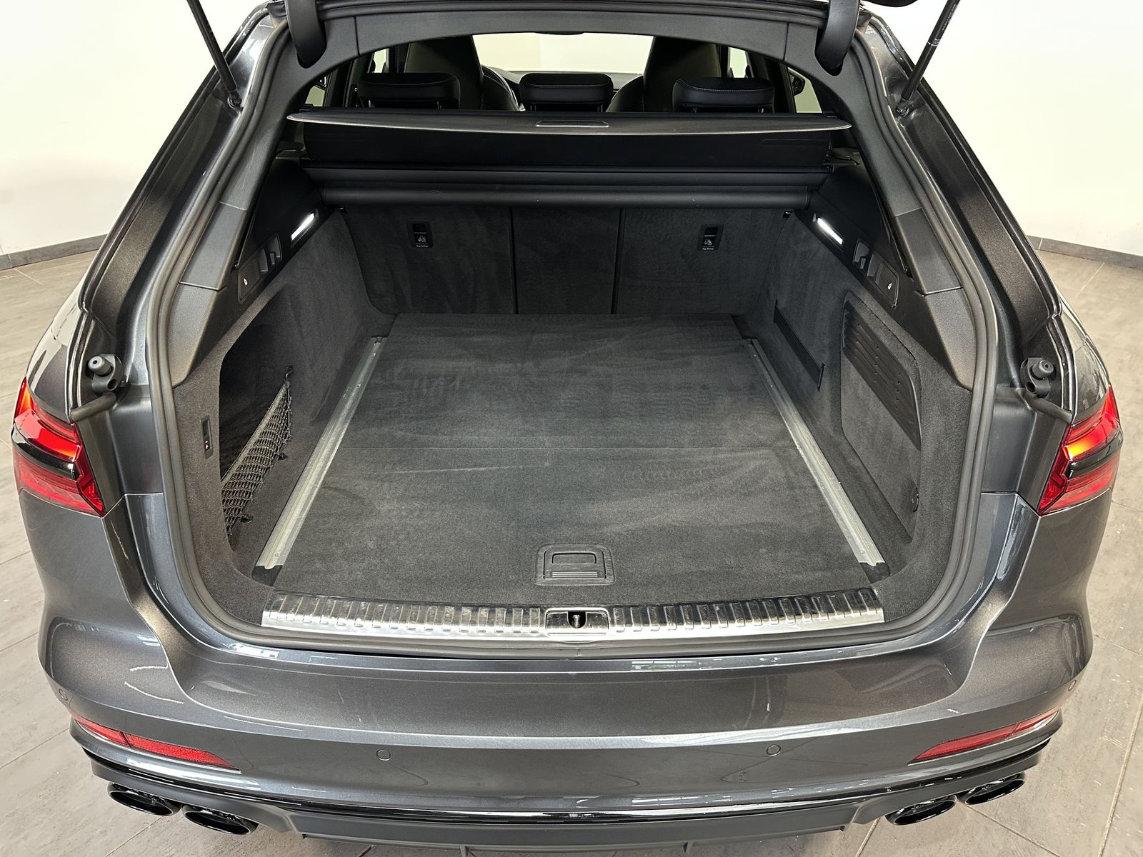 Fahrzeugabbildung Audi S6 Avant Black NAV+MATRIX+B&O+PANO+AHK+V-COCKPIT