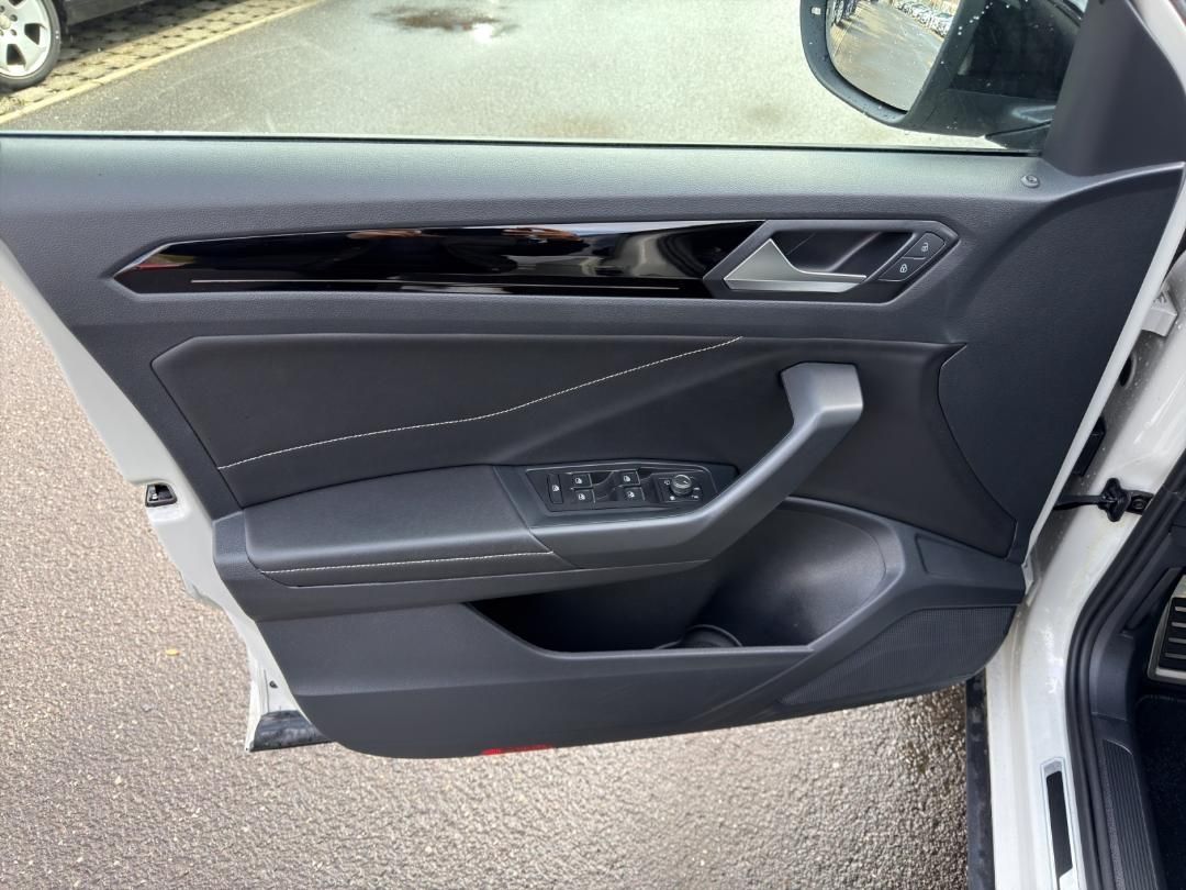 Fahrzeugabbildung Volkswagen T-ROC R-Line 1.0 TSI,Navi,SH,ACC,LED,Climatronic