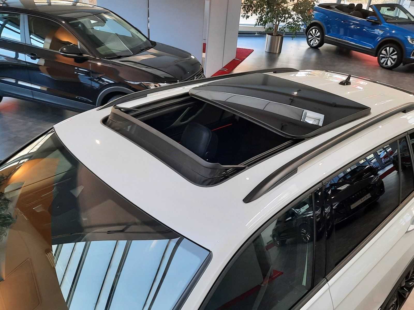 Fahrzeugabbildung Volkswagen Tiguan Allspace R-Line TDI 4M *Standhzg*Panodach