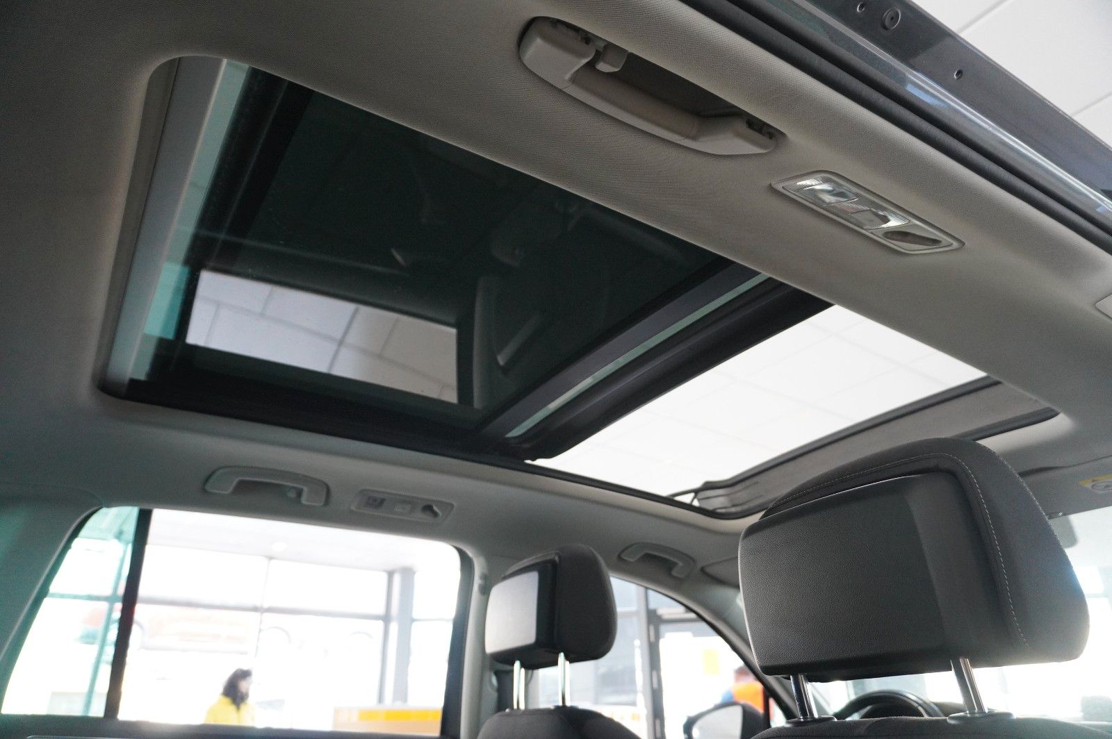 Fahrzeugabbildung Volkswagen Tiguan 2.0 TSI 4MOTION R-LINE NAVI/KAMERA/SH/AHK