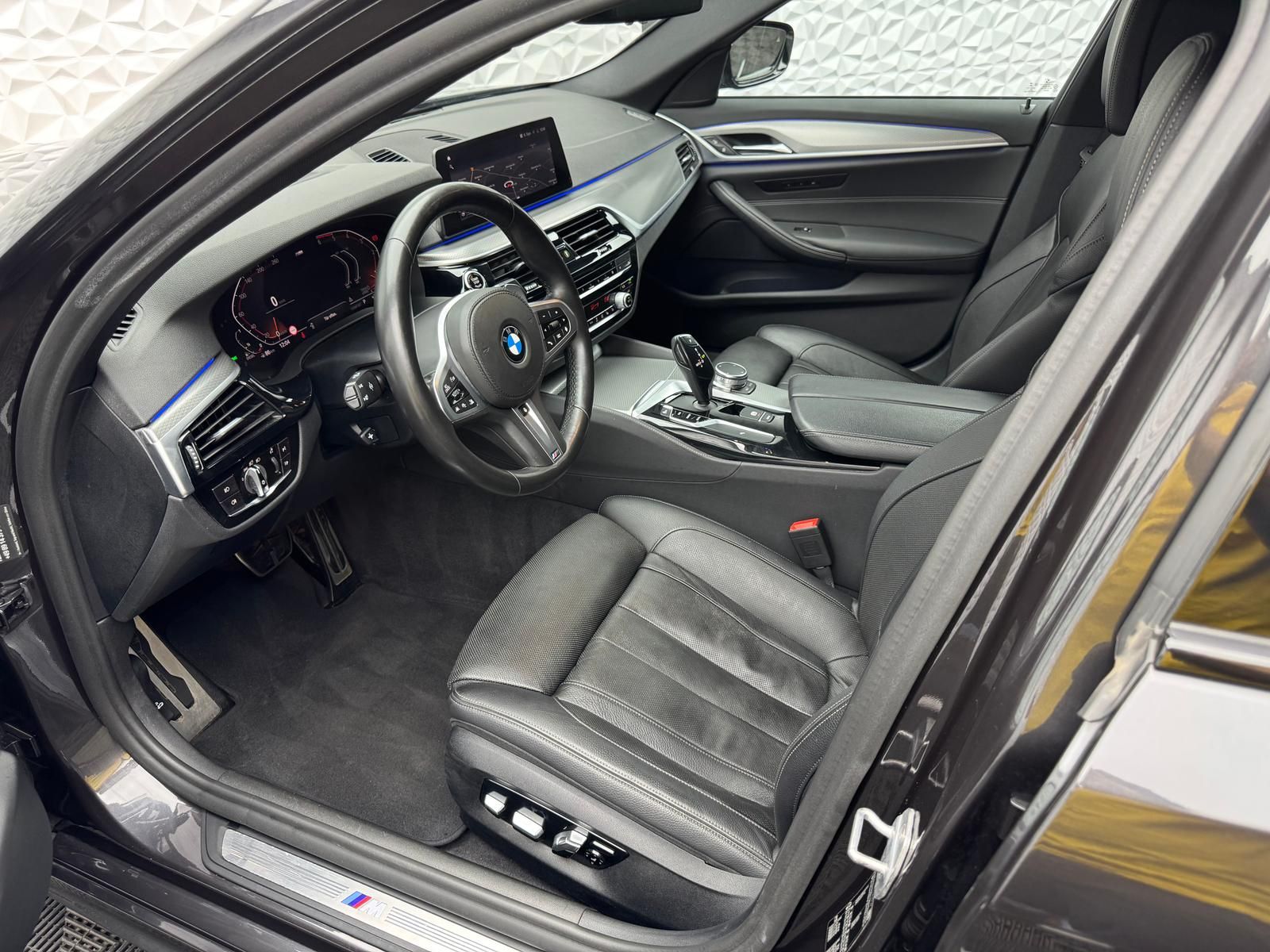 Fahrzeugabbildung BMW 520d M-PAKET/AKTIVLENK/ACC/PANO/AHK/KEYL/CAM/DAB