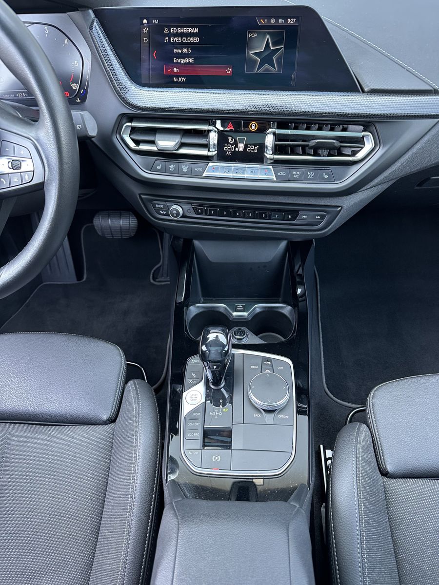 Fahrzeugabbildung BMW 120d Sport Line Aut. LED+PANO+KAMERA+17OLL
