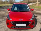 Hyundai i10 1.2 Prime AMT 84 PS  - wie neu in Dragon Red