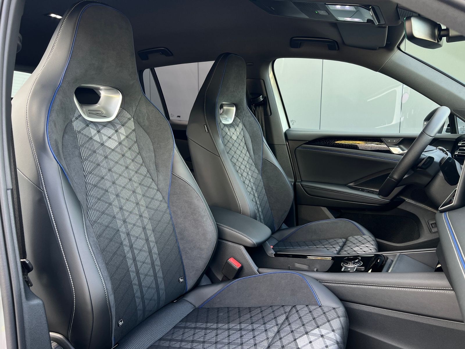 Fahrzeugabbildung Volkswagen Tiguan R-Line 1.5 eTSI DSG *AHK, IQ.Light, Stand