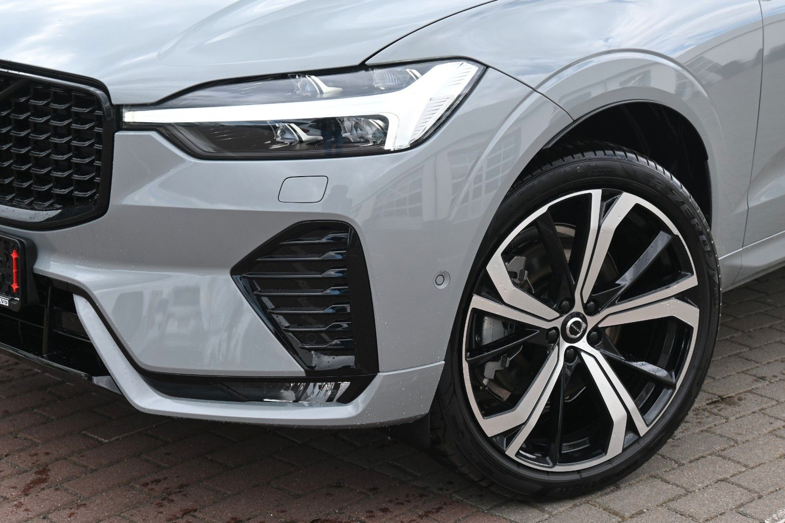 Fahrzeugabbildung Volvo XC60 B5 Benzin AWD Plus Dark*FSHZG*360°*ACC*AHK