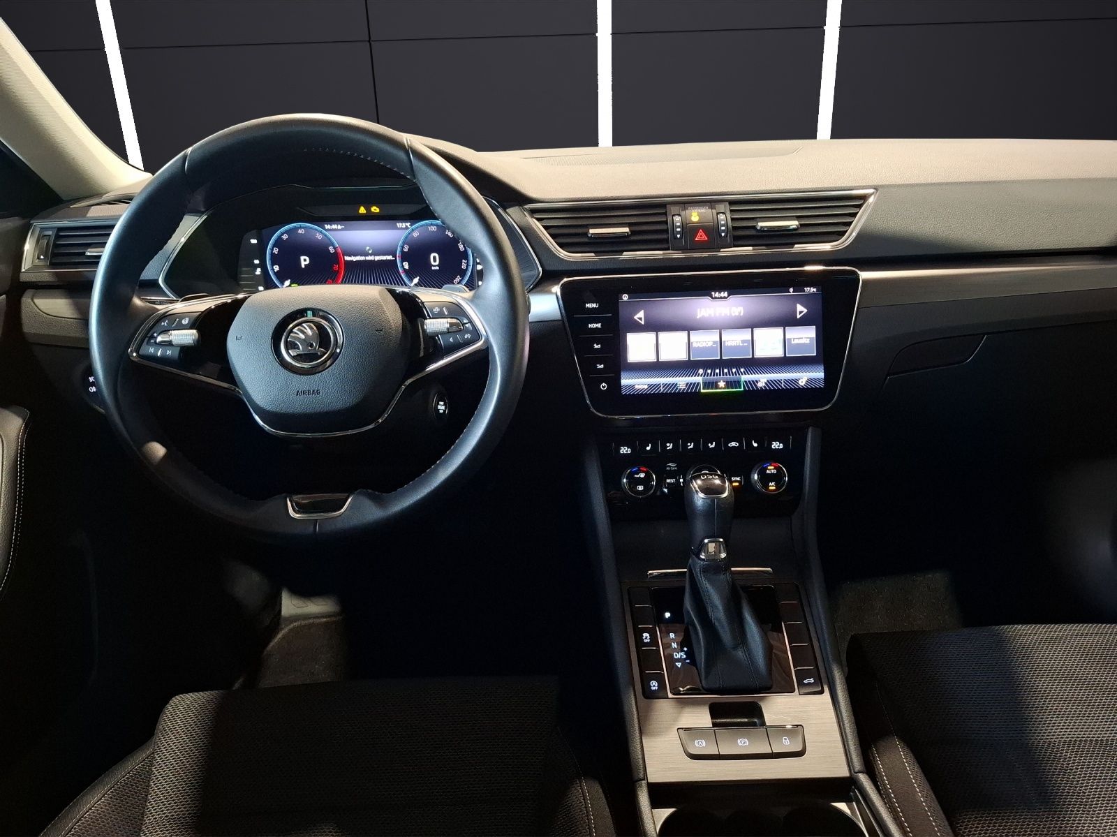 Fahrzeugabbildung SKODA Superb Combi TSI Style DSG Matrix AHK Navi AID b
