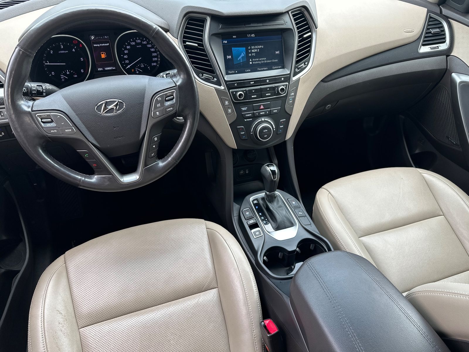 Fahrzeugabbildung Hyundai Santa Fe 2.2 CRDi 4WD Automatik NAV+XEN+PANO+AHK