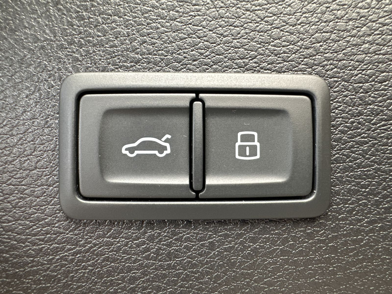 Fahrzeugabbildung Audi Q5 50 TFSIe Qu S-Line Black NAV+MATRIX+AHK+VCOCK