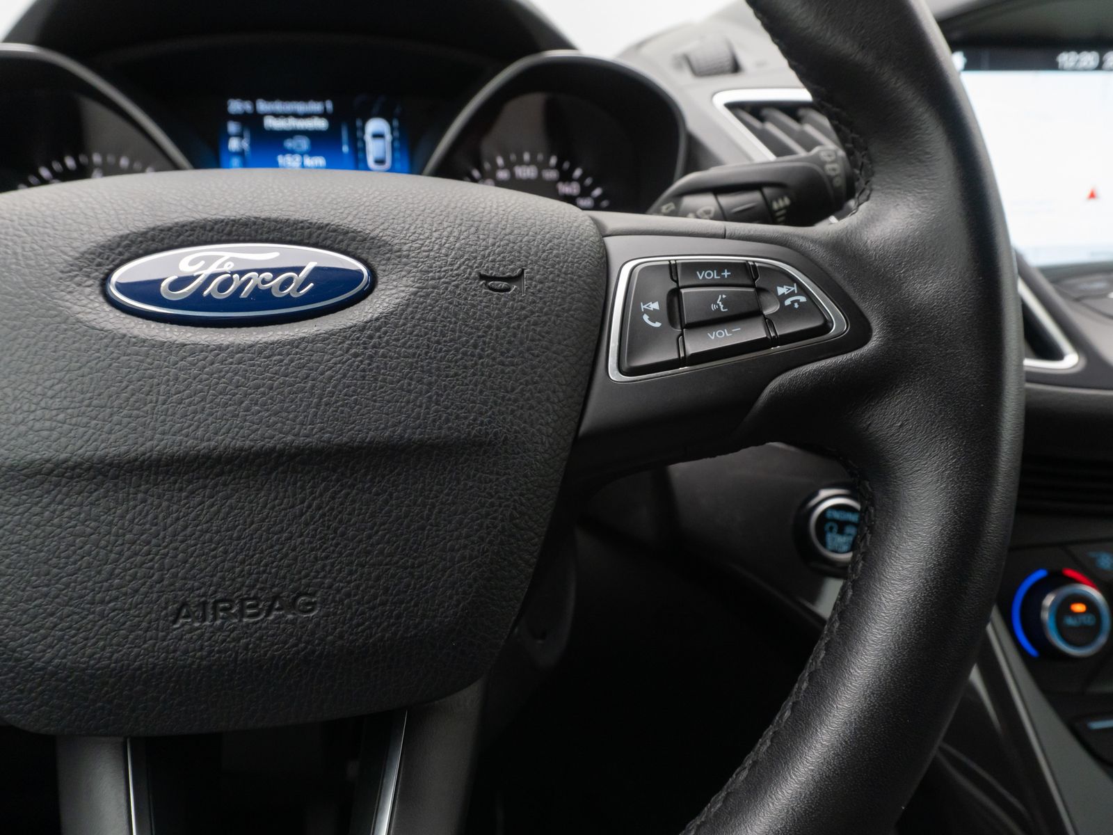Fahrzeugabbildung Ford C-MAX Titanium Kamera HiFi Komfort Tempomat Navi