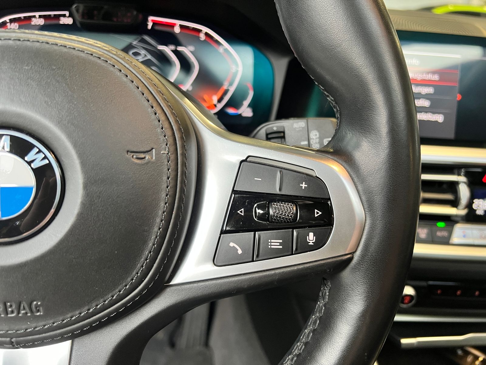 Fahrzeugabbildung BMW 320i Touring Sport Line PANO ACC LASER RFK