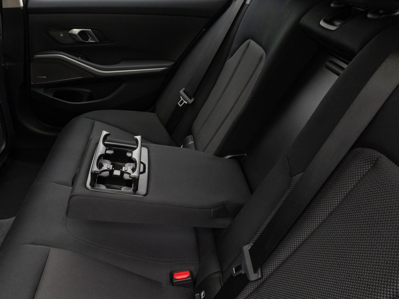 Fahrzeugabbildung BMW 320d Panorama DAB H/K Lordos Stop&Go PDC LED