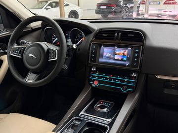 Jaguar F-Pace - 6