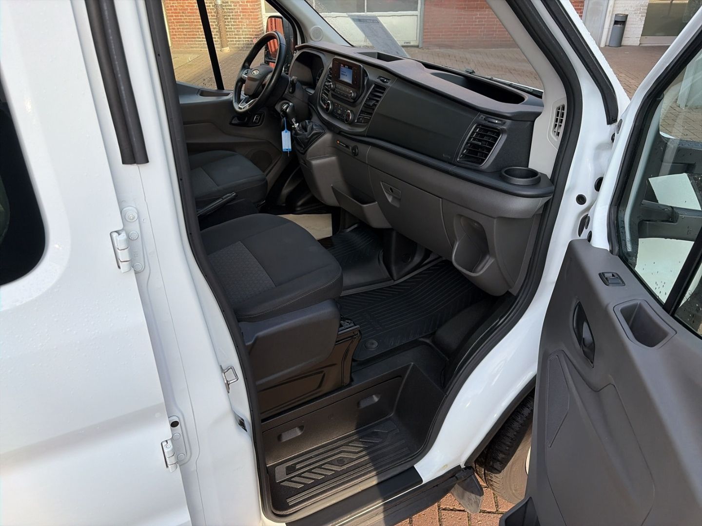 Fahrzeugabbildung Ford Transit Pritsche 350 L3 DoKa Trend StandHZG AHK