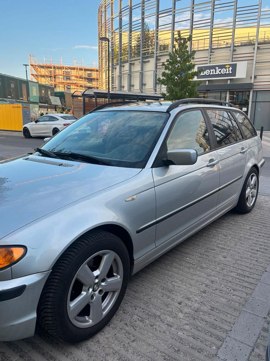 BMW 318 2004 — rear view